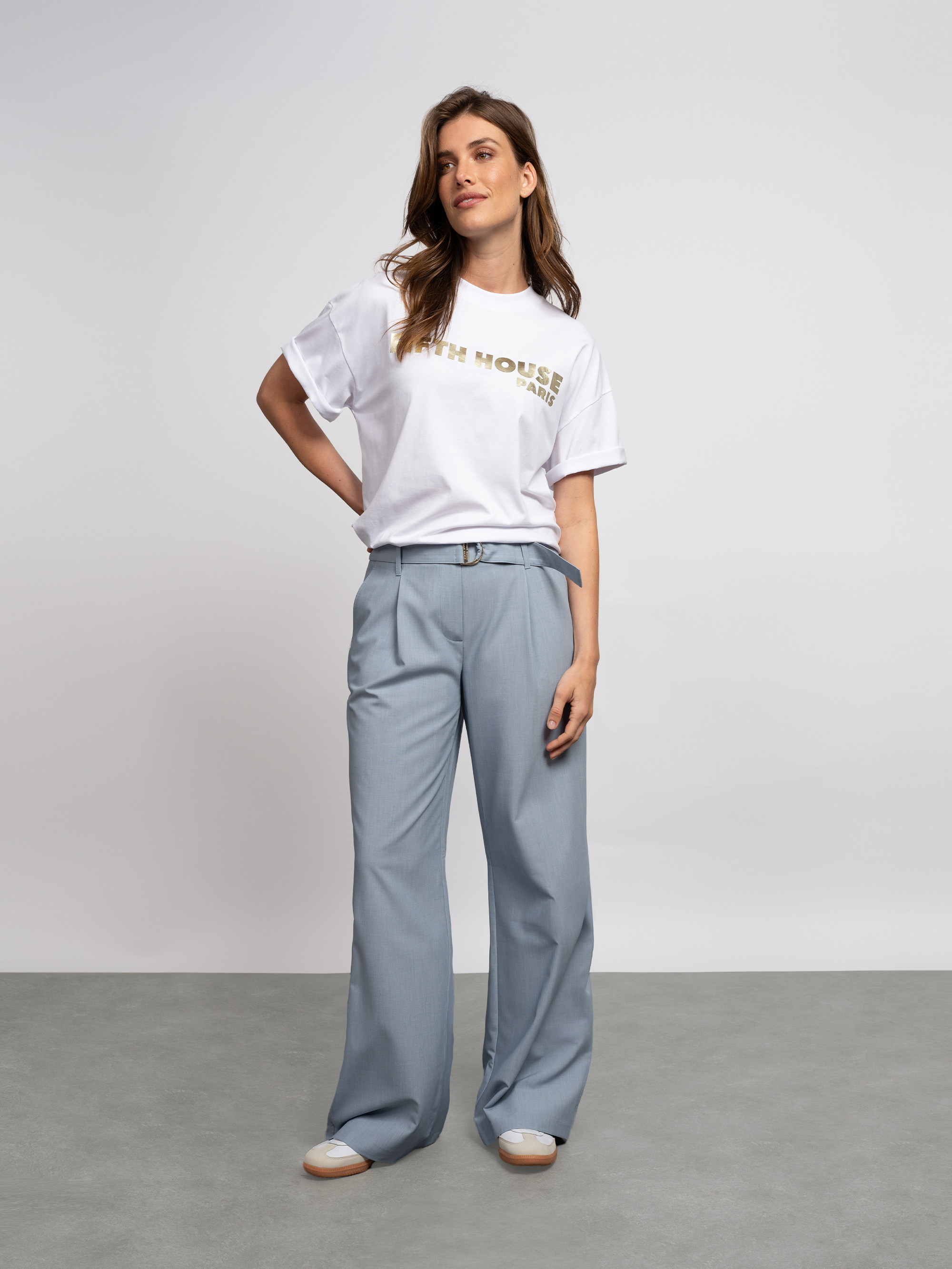 Loose-fitting trousers with waistband