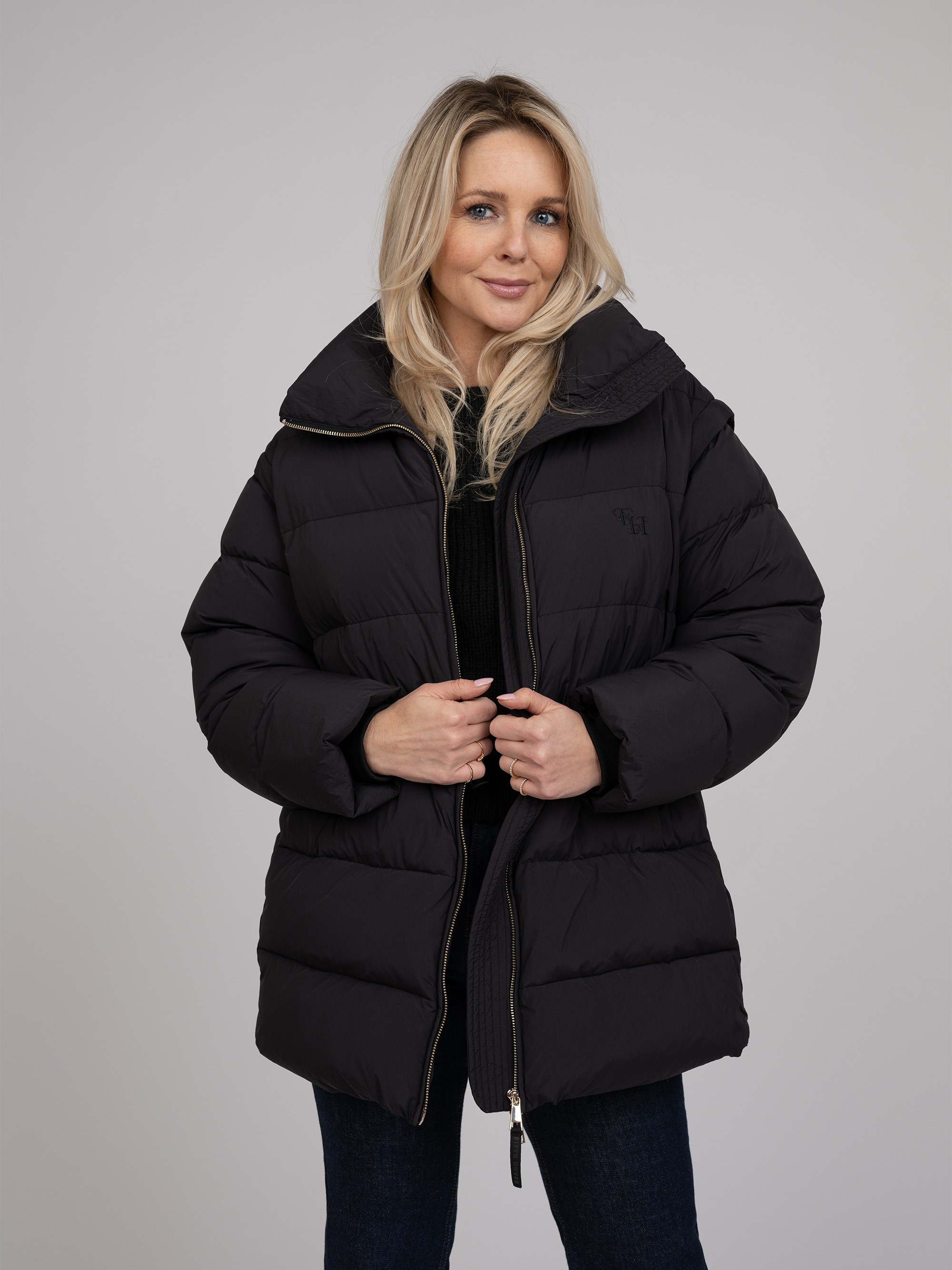 Puffer jas met capuchon en getailleerde taille