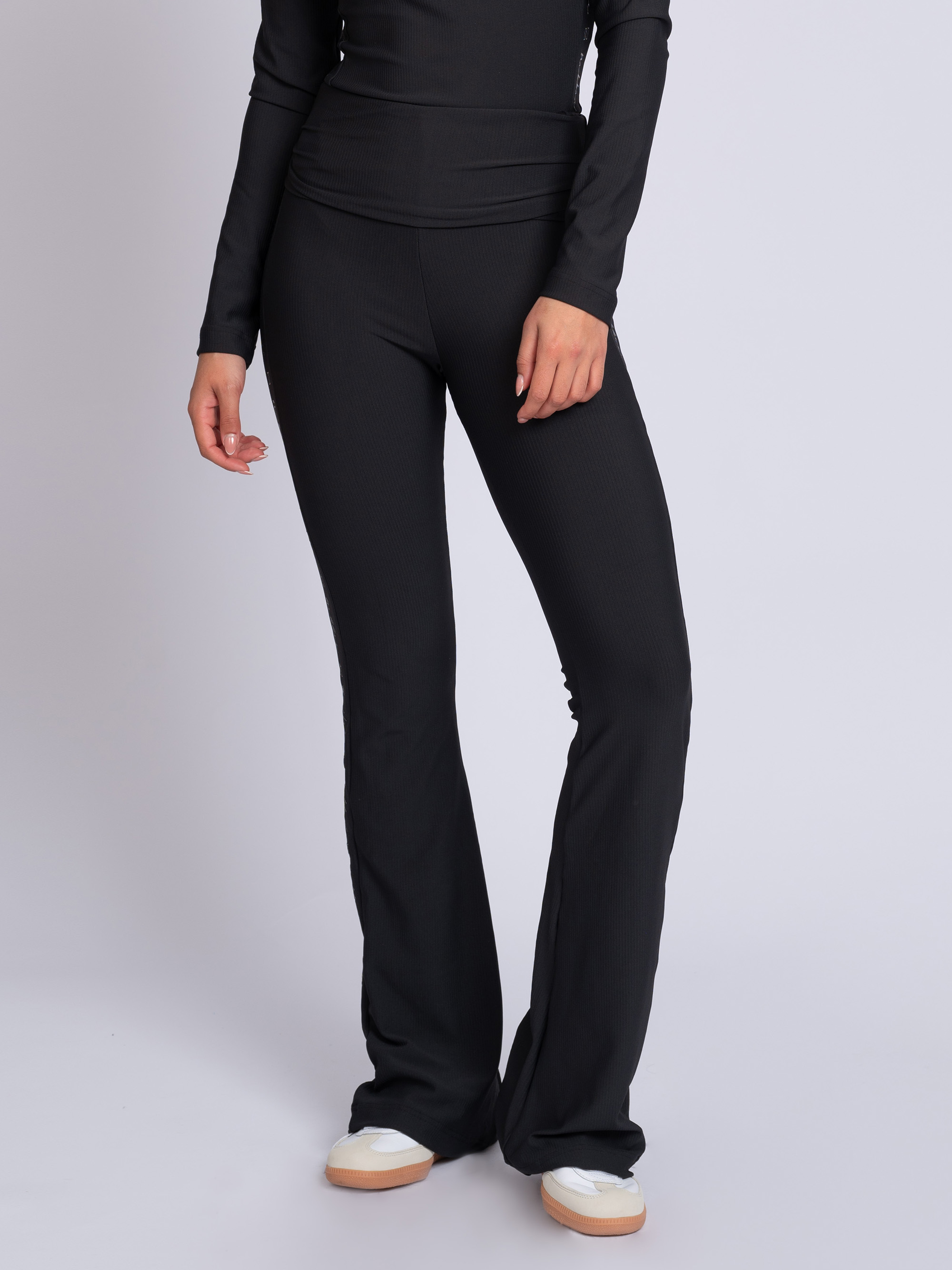 Geribbelde flared legging met omgeslagen taillerand 
