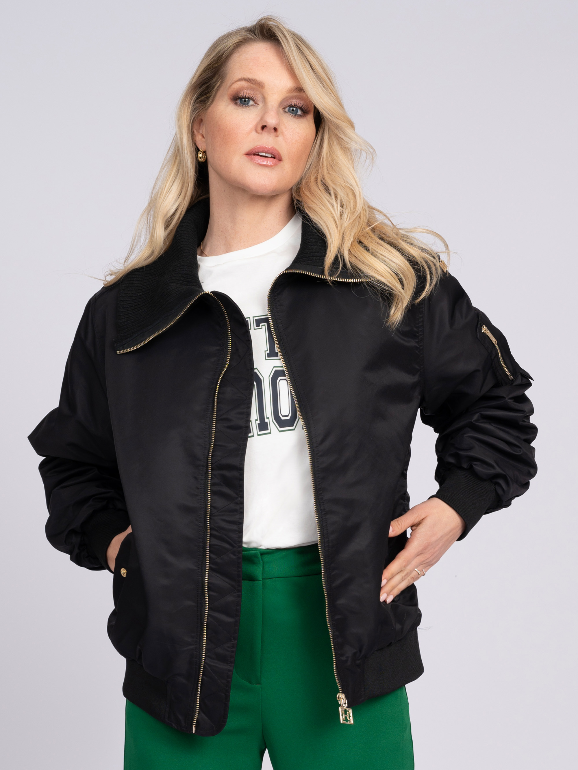 Loose-fitting bomber jacket with a large collar