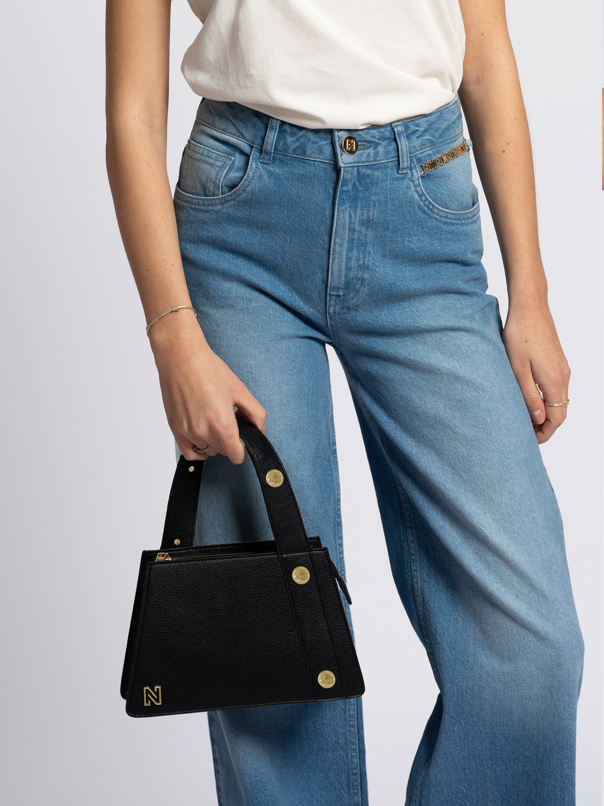 Tas met asymmetrisch handvat en sierknopen