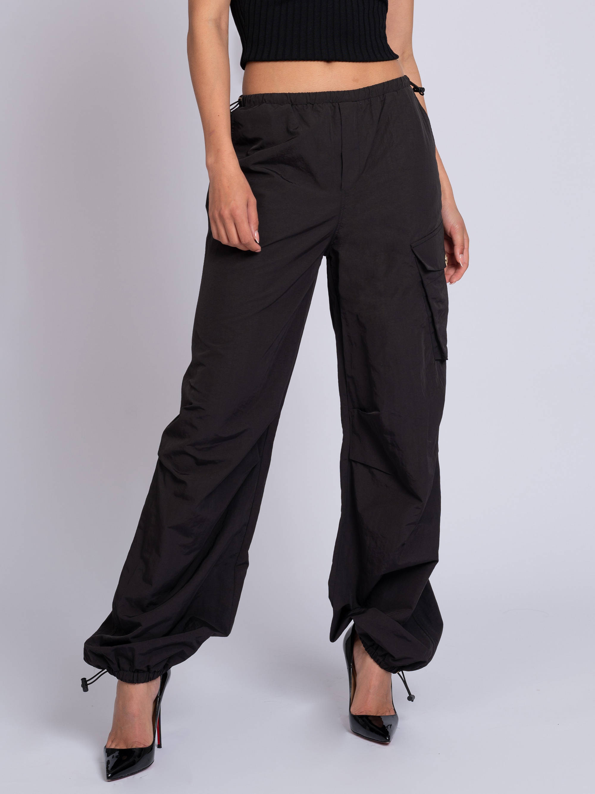 Loose-fitting parachute pants with drawstrings