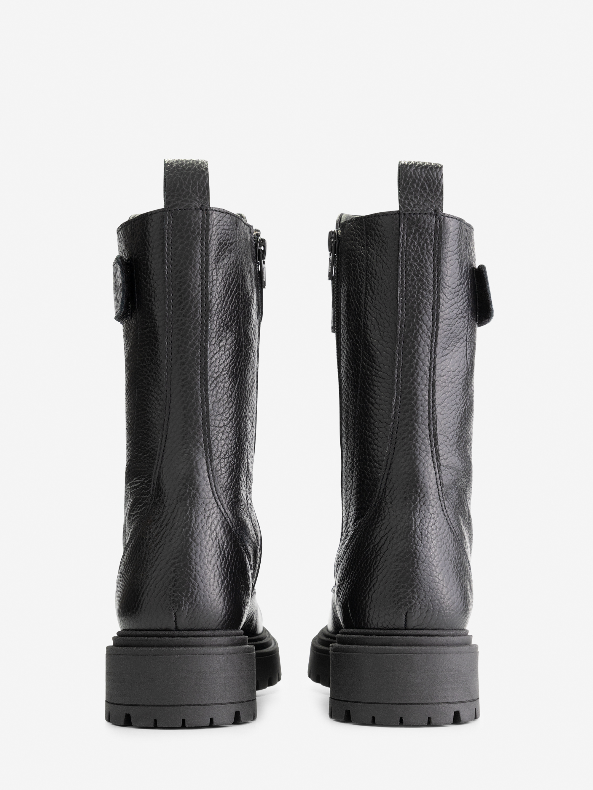 Leather boots with laces