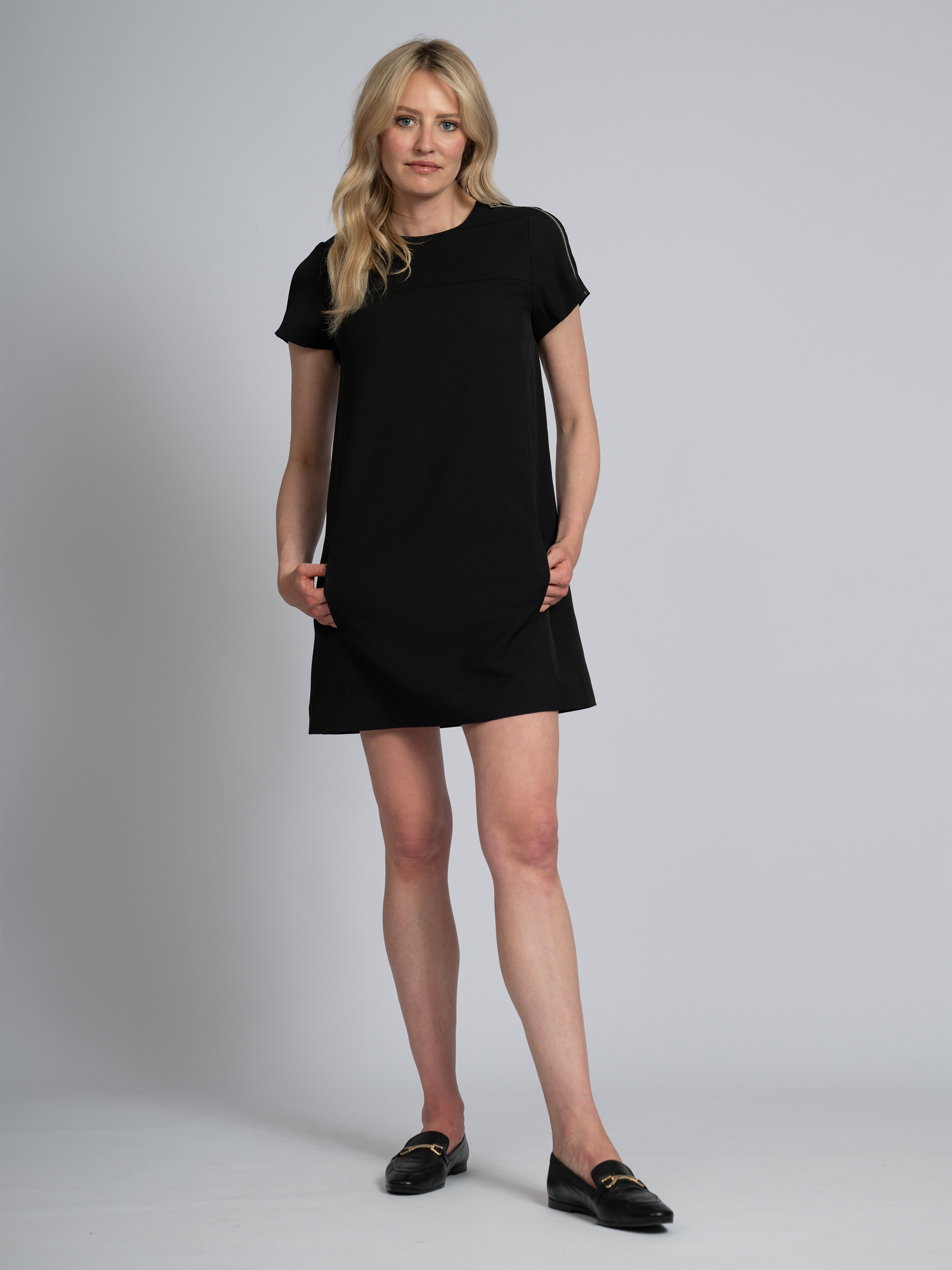 Loose-fitting dress with zipper detail at the shoulder