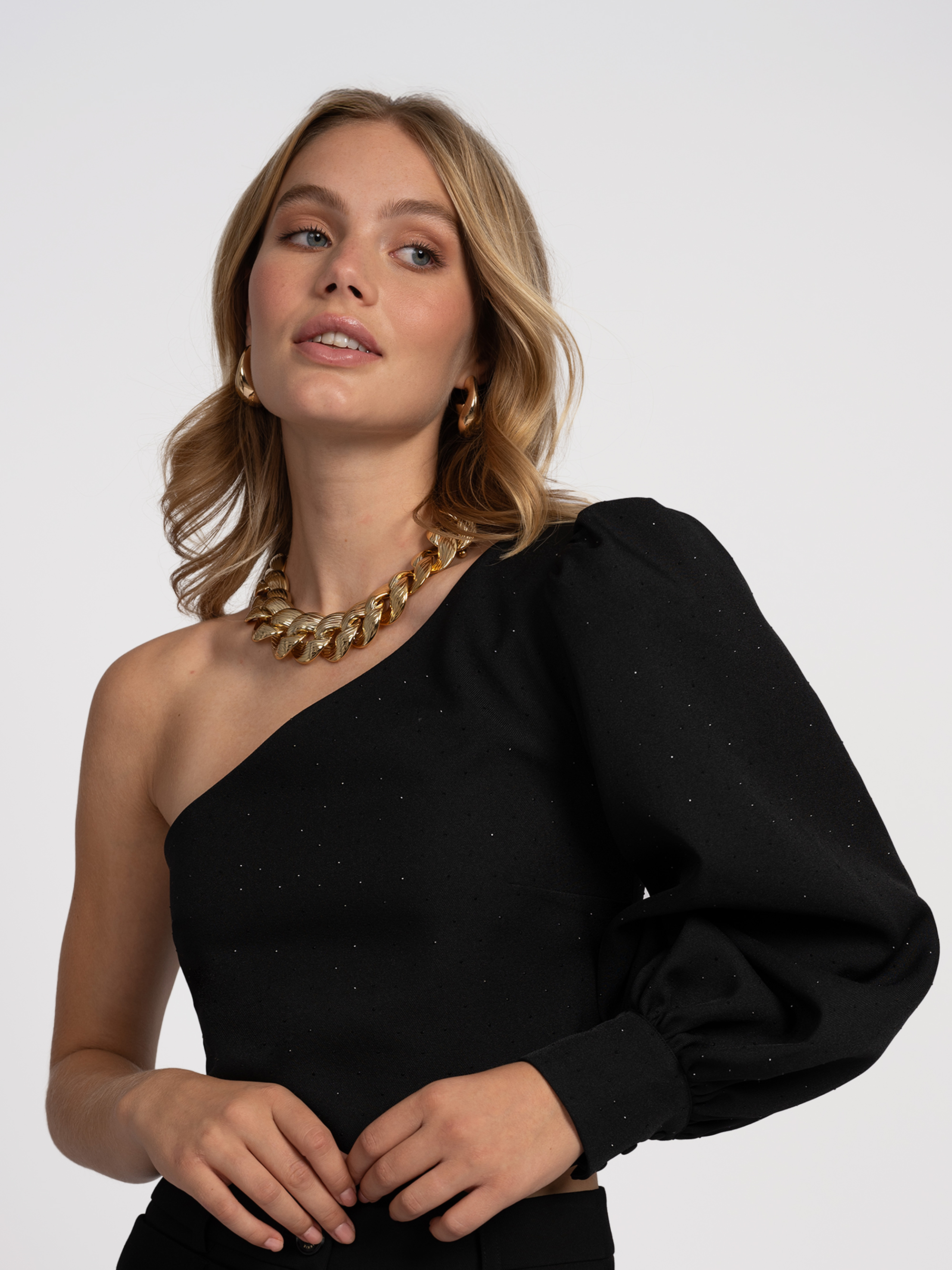 One shoulder top met glitters