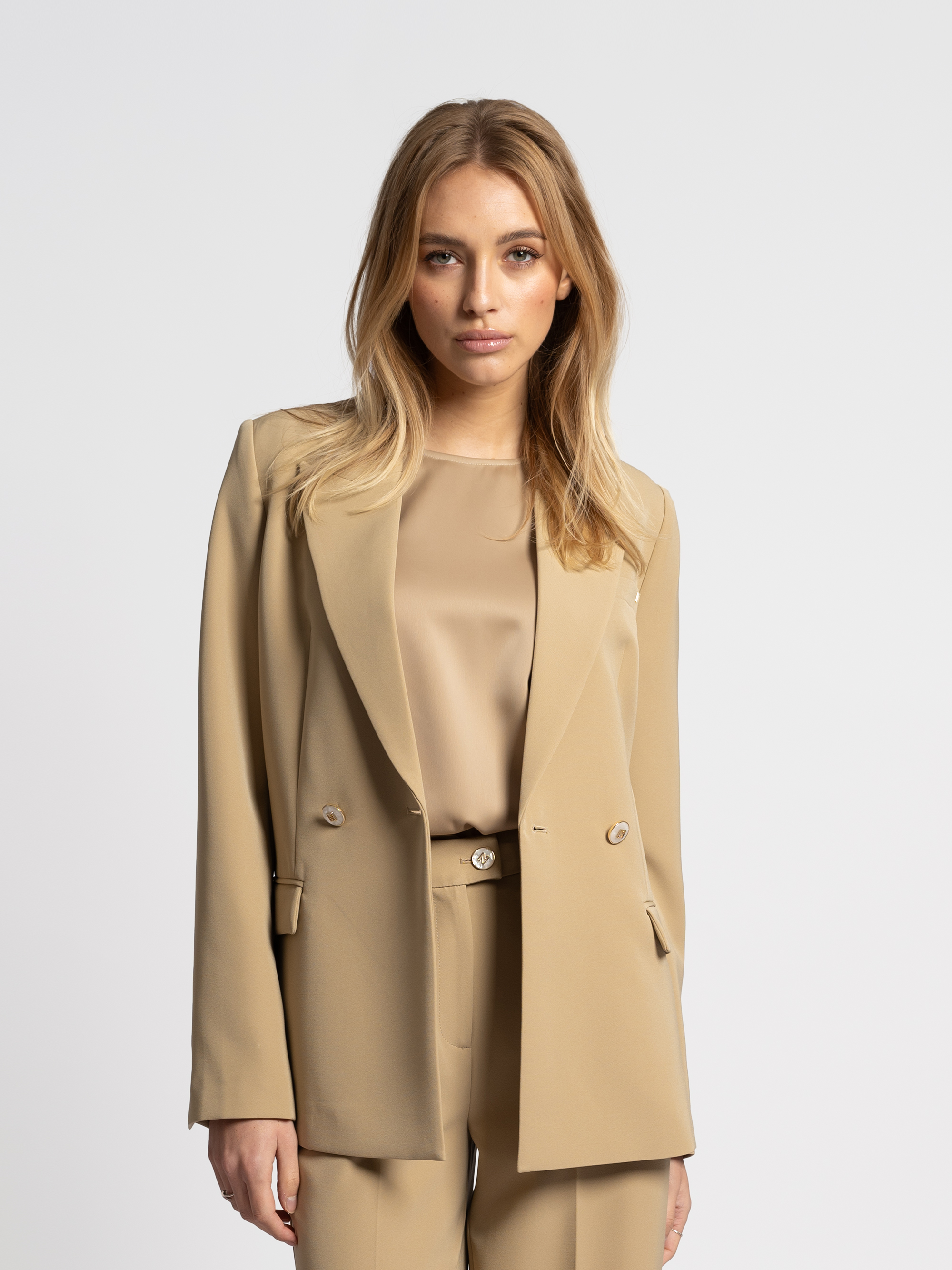 Classic blazer with mother-of-pearl buttons