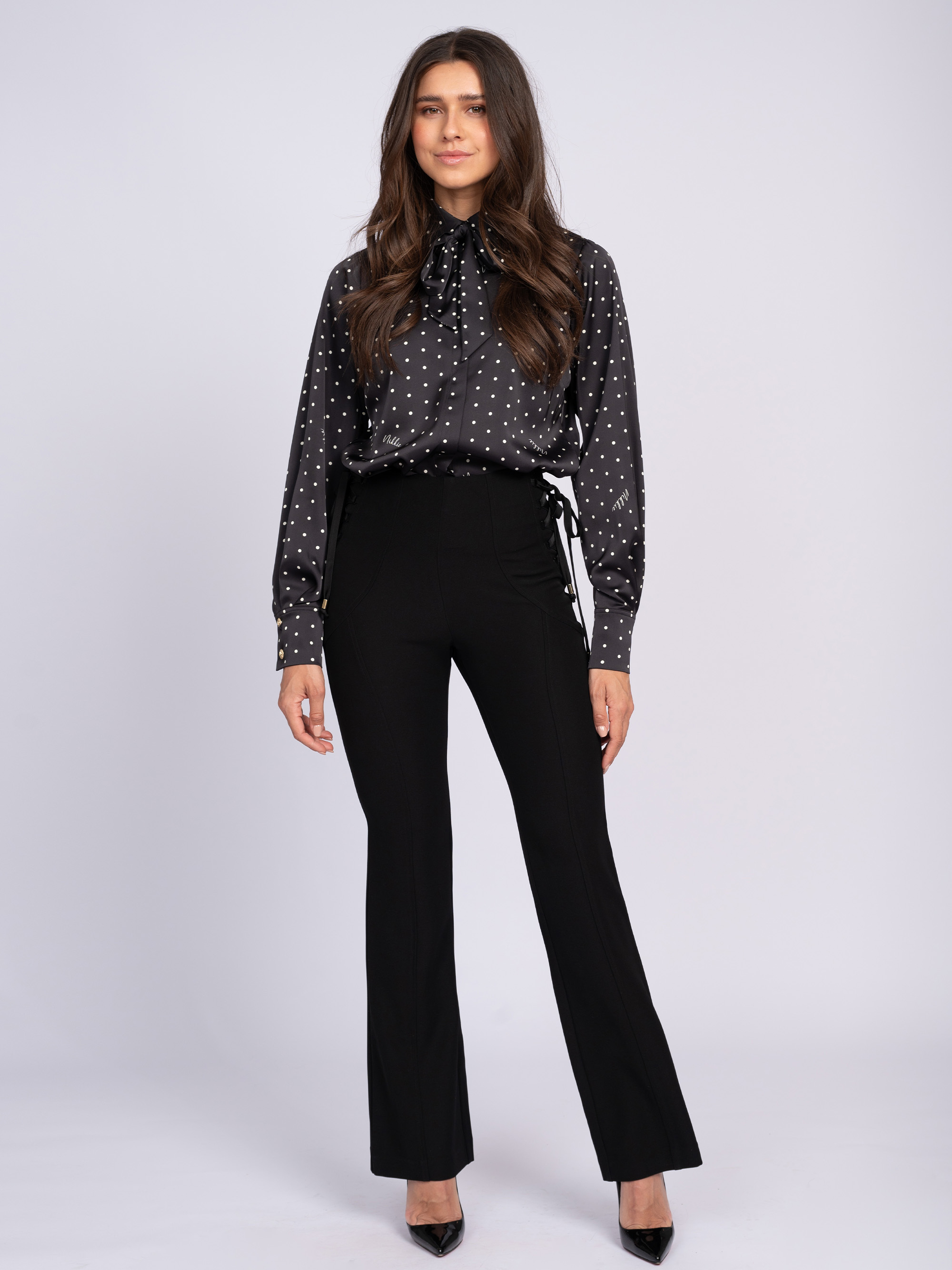 Aansluitende flared broek met veter details