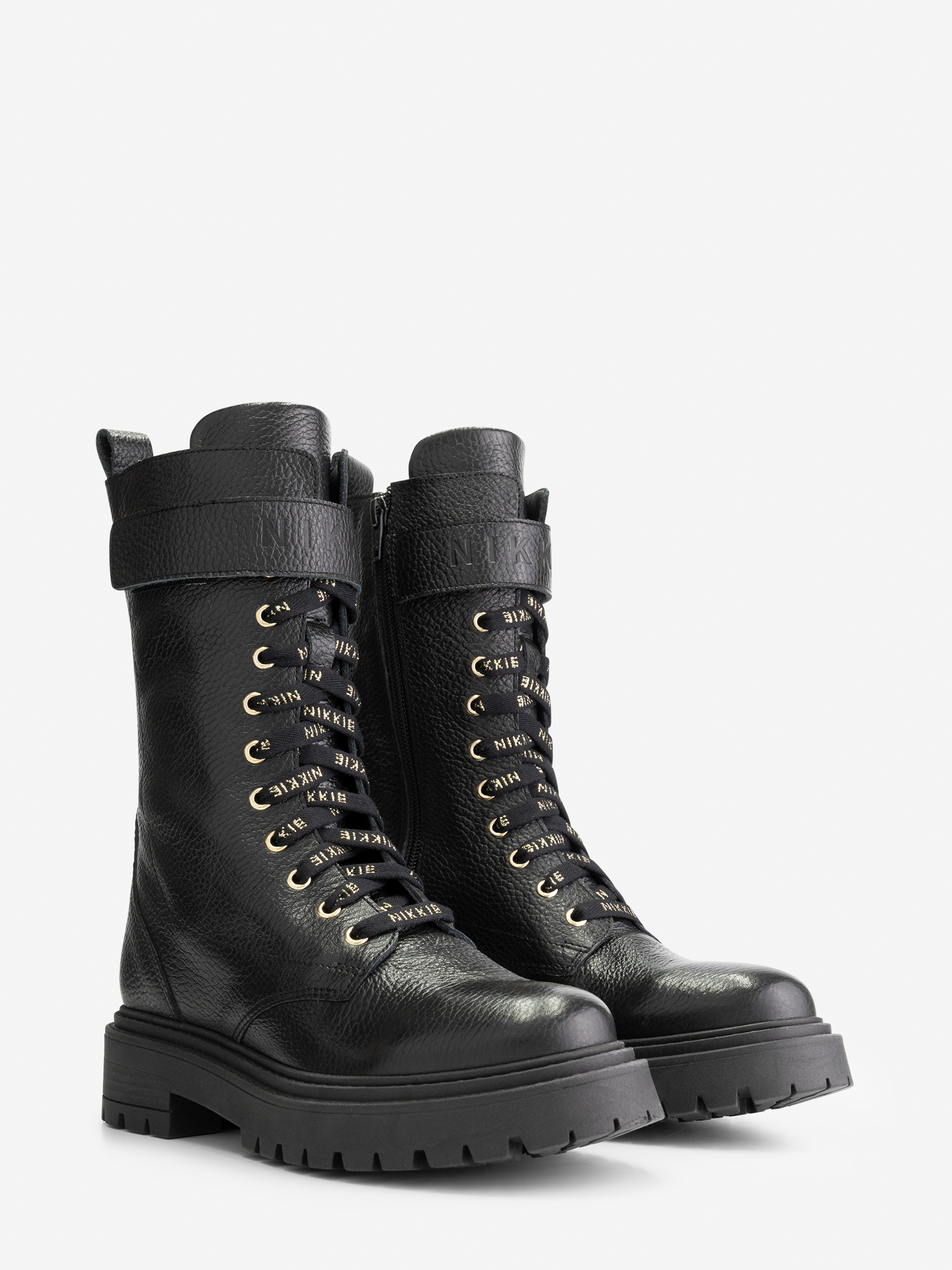Leather boots with laces