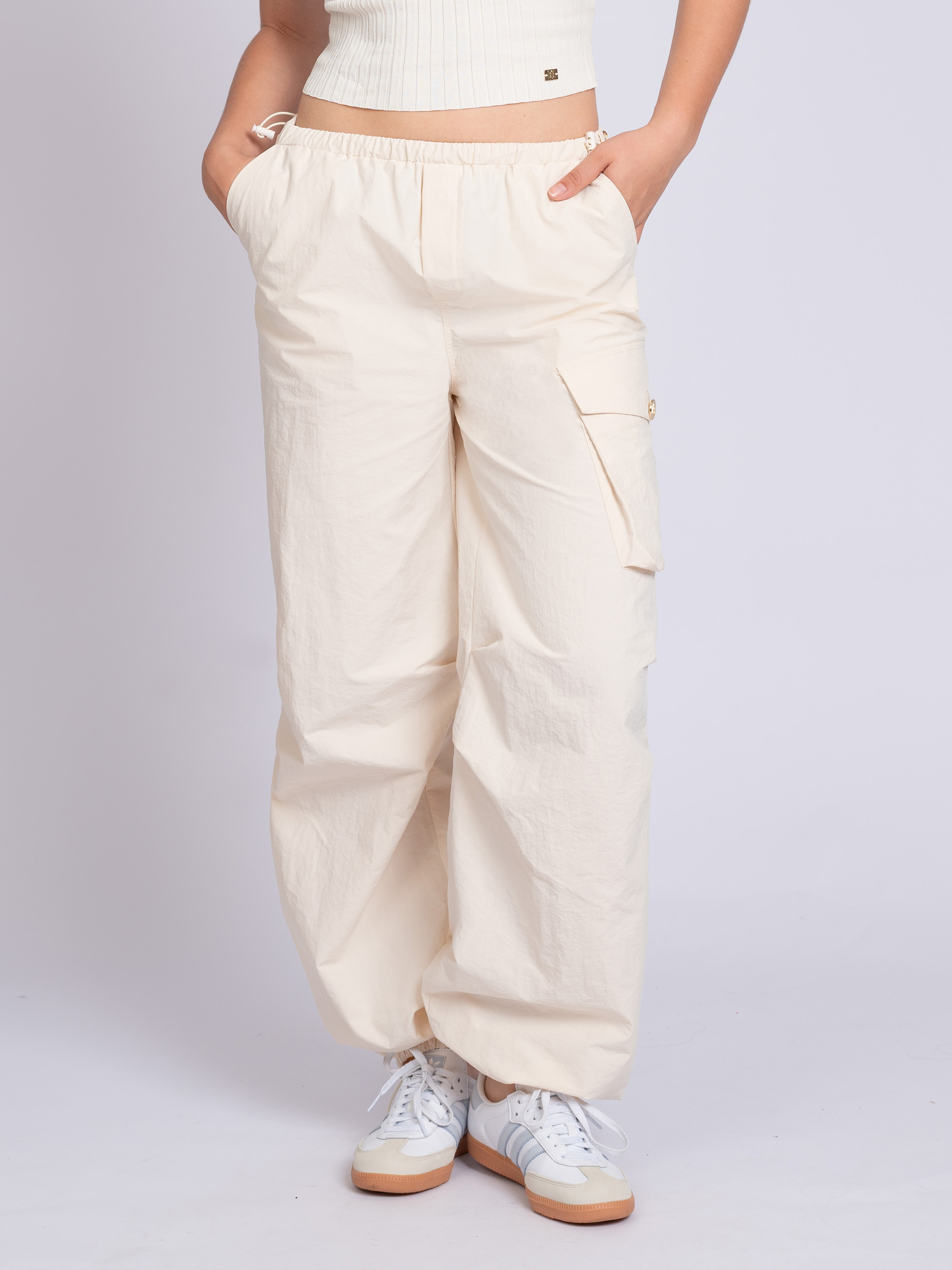 Loose-fitting parachute pants with drawstrings