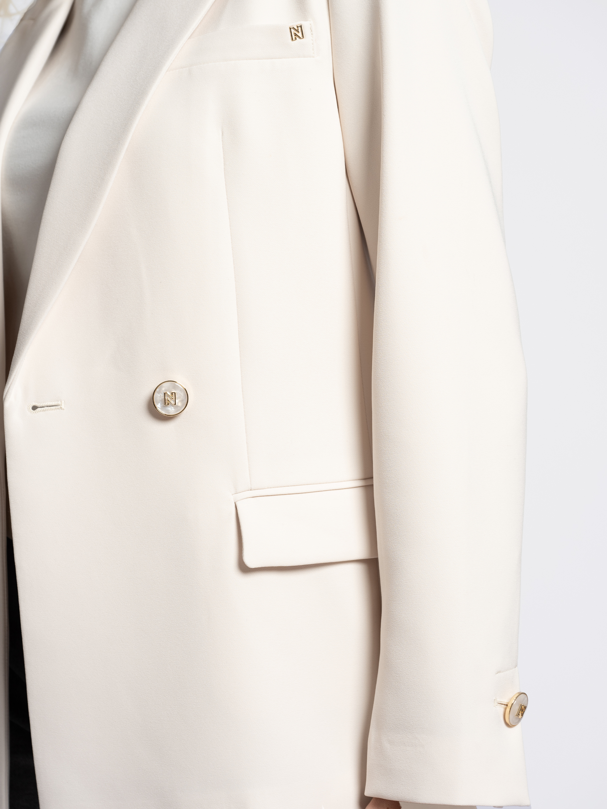Classic blazer with mother-of-pearl buttons