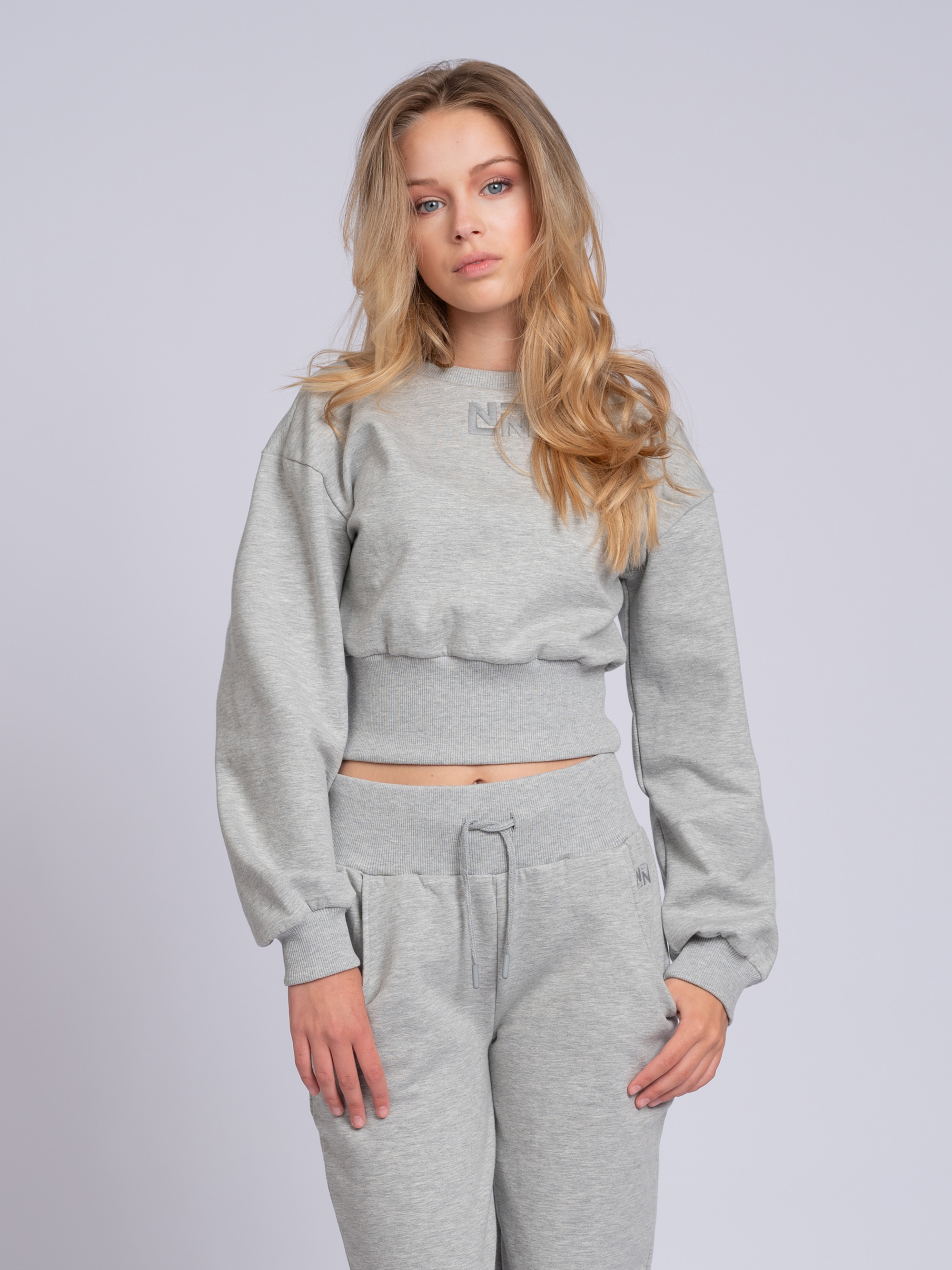 Cropped sweater with wide elastic waistband