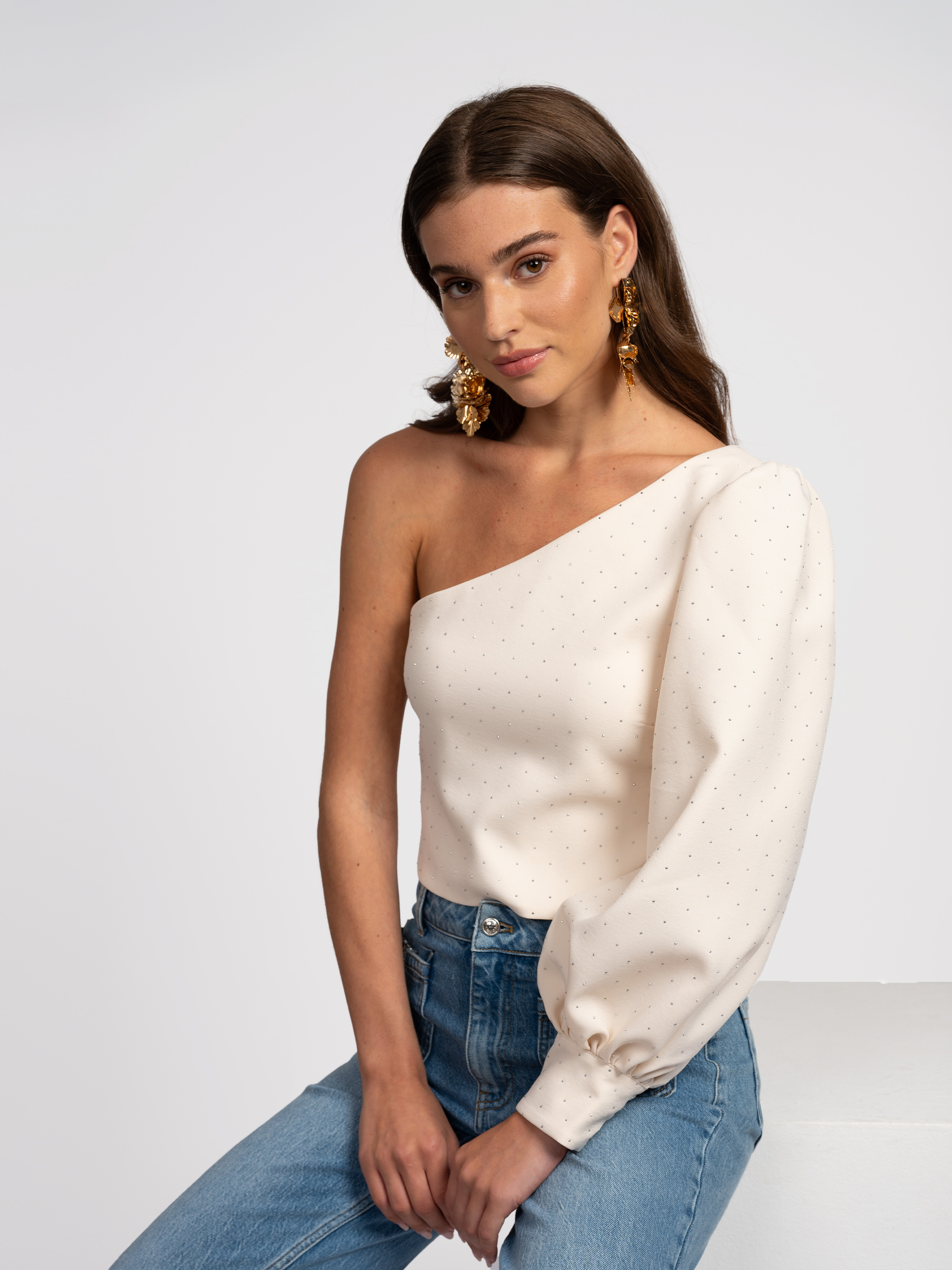 One shoulder top met glitters
