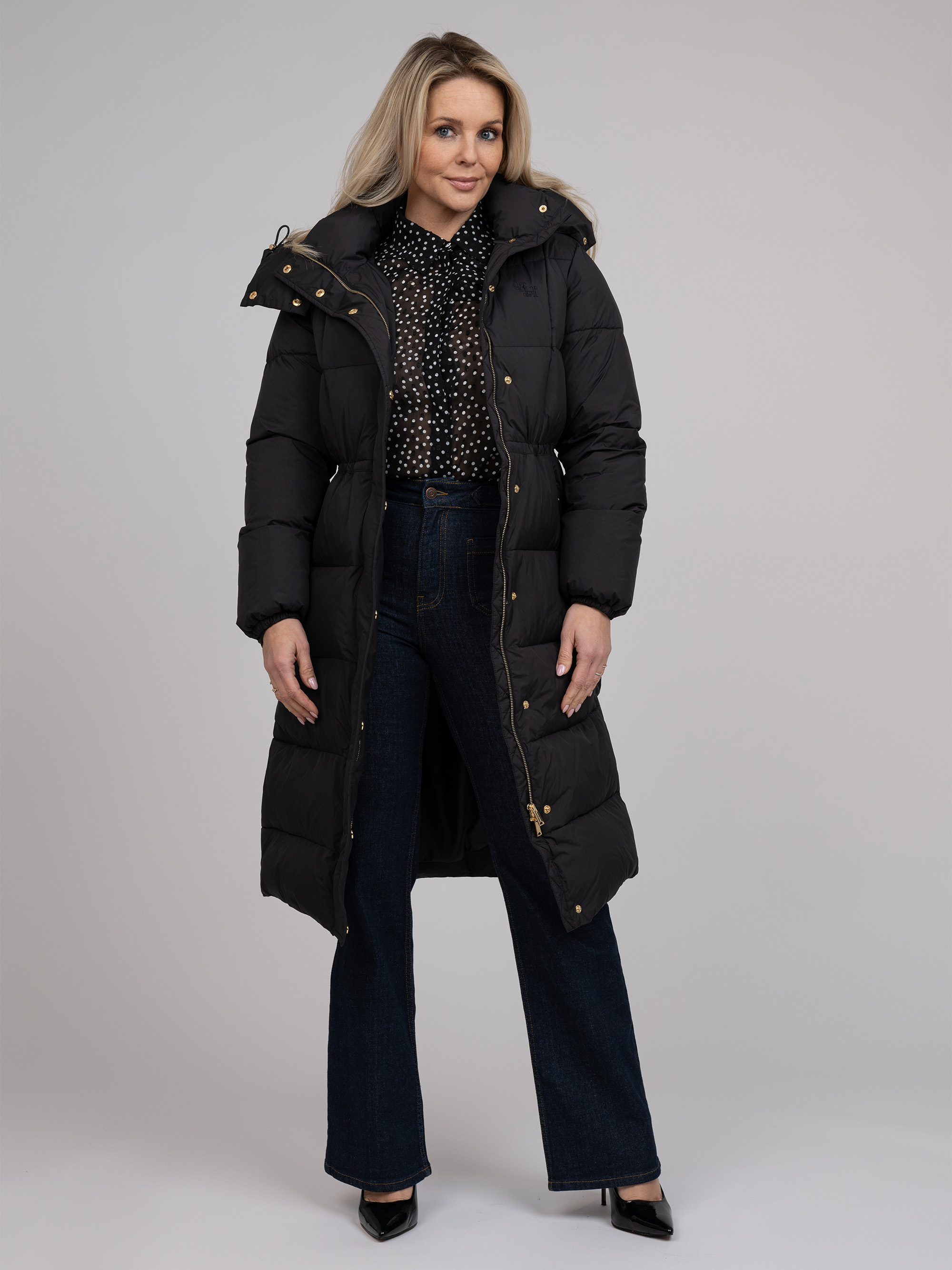 Lange puffer jas met capuchon en getailleerde taille