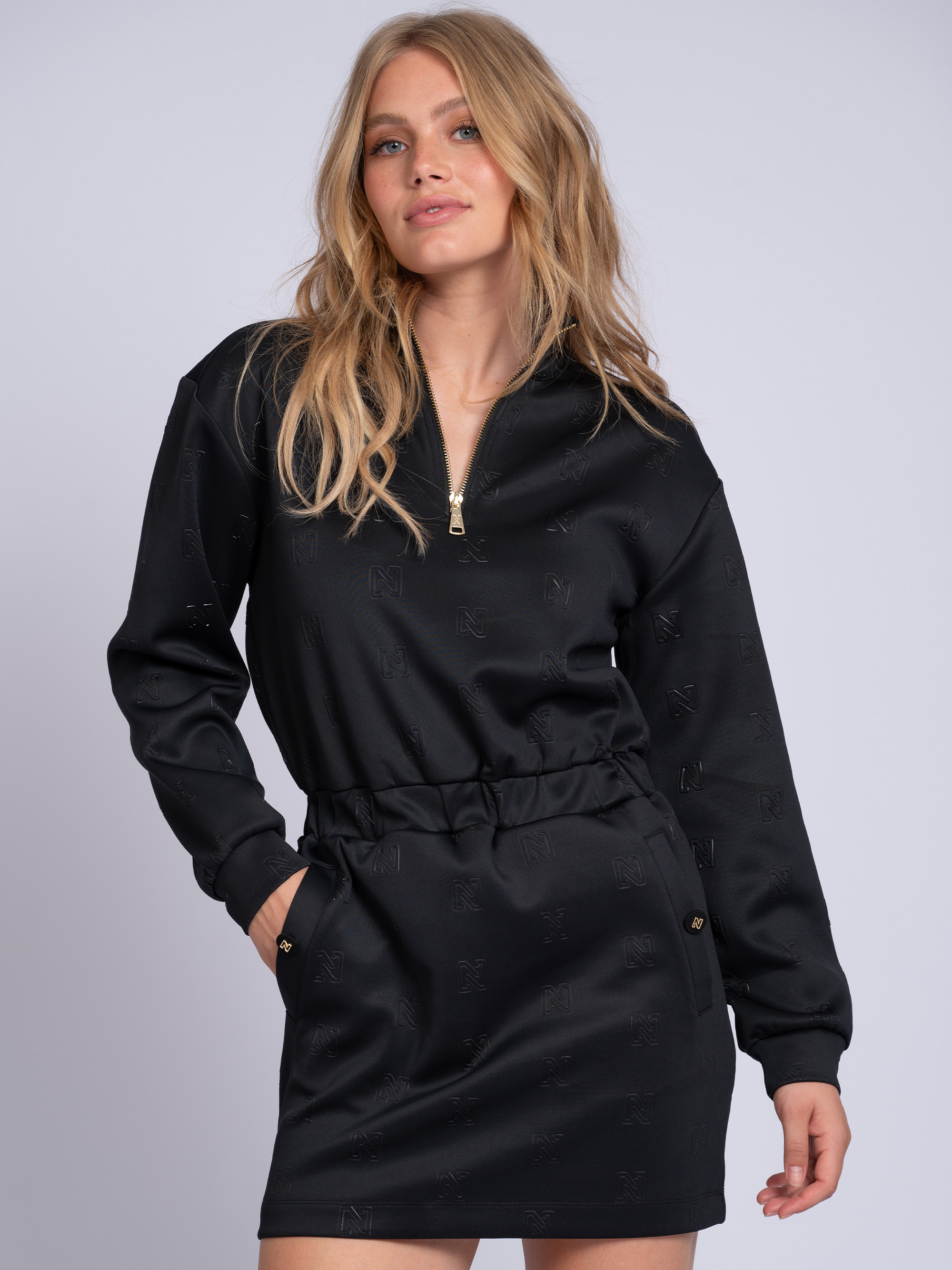 Jurk met logo patroon en elastische tailleband